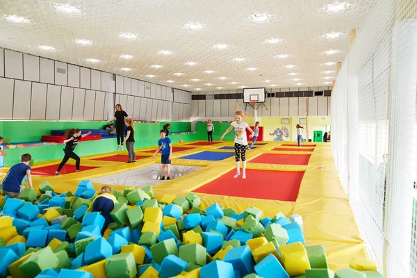 GOMEL, Bielorrusia - 28 de marzo de 2018: Centro de trampolín infantil NEO LAND . — Foto de Stock