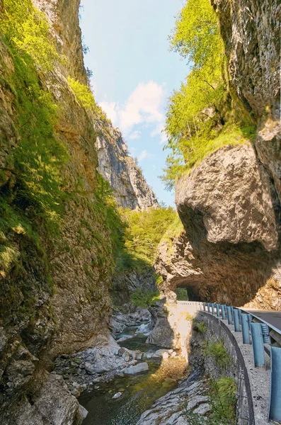 Estrada estreita montanha através do desfiladeiro nas montanhas da Itália. — Fotografia de Stock