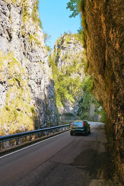 Βουνό στενό δρόμο μέσα από το φαράγγι στα βουνά της Ιταλίας. — Φωτογραφία Αρχείου