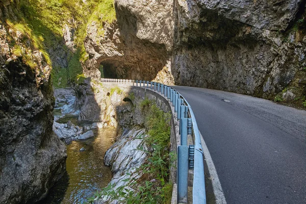 Estrada estreita montanha através do desfiladeiro nas montanhas da Itália. — Fotografia de Stock