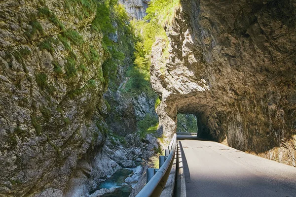 Βουνό στενό δρόμο μέσα από το φαράγγι στα βουνά της Ιταλίας. — Φωτογραφία Αρχείου