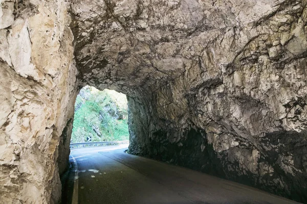 Túnel em uma estrada de montanha nas montanhas da Itália . — Fotografia de Stock