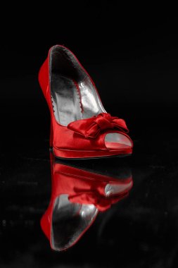 siyah bir zemin üzerine kırmızı Moda Bayan Ayakkabı.