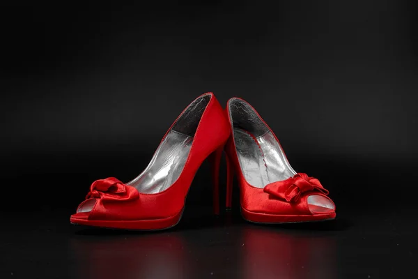 黒の背景に赤いファッション女性靴. — ストック写真