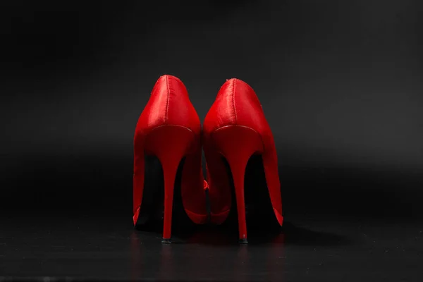 Красные женские туфли на черном фоне . — стоковое фото