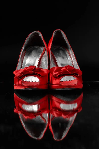 Czerwone pantofle kobiet na czarnym tle. — Zdjęcie stockowe