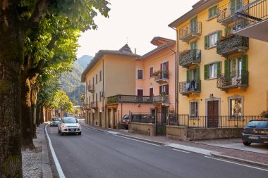 San Pellegrino Terme, İtalya - 18 Ağustos 2017: Şehir merkezinde güzel sakin sokakta.