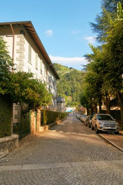 San Pellegrino Terme, İtalya - 18 Ağustos 2017: Şehir merkezinde güzel sakin sokakta.