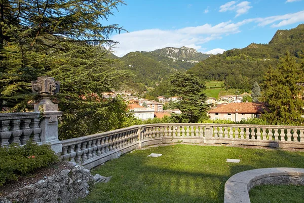 San Pellegrino Terme, Italië - 18 augustus 2017: Gemeentelijk casino en aangrenzende grondgebied met landschap design. — Stockfoto