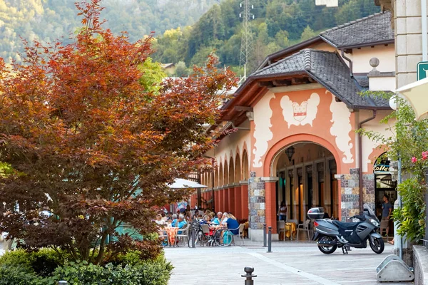 San Pellegrino Terme, Italie - 18 août 2017 : Résidents urbains dans une rue de la ville marchant . — Photo