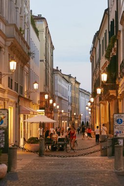 Padova, İtalya - 24 Ağustos 2017: Padova, İtalya'nın merkezi sokakta