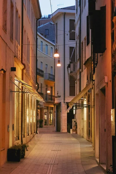 Padova, Italia - 24 de agosto de 2017: calle en un centro de Padova, Italia — Foto de Stock