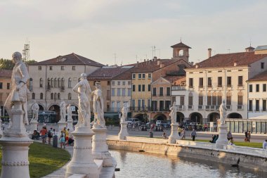 Padova, İtalya - 24 Ağustos 2017: Plaza de Prato della Valle Padua yılında.