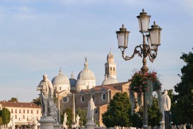 Padova, İtalya - 24 Ağustos 2017: Basilica Santa Giustina Prato della Valle Meydanın merkezinde yer.