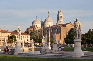 Padova, İtalya - 24 Ağustos 2017: Basilica Santa Giustina Prato della Valle Meydanın merkezinde yer.