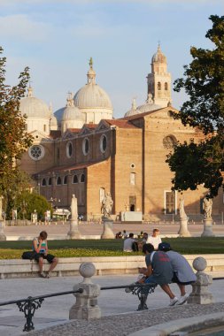 Padova, İtalya - 24 Ağustos 2017: Basilica Santa Giustina Prato della Valle Meydanın merkezinde yer.