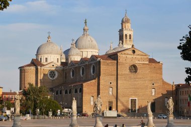 Padova, İtalya - 24 Ağustos 2017: Basilica Santa Giustina Prato della Valle Meydanın merkezinde yer.