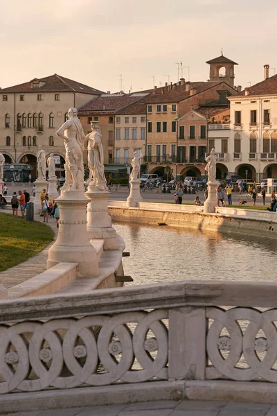 Padova, Itálie – 24. srpna 2017: Plaza de Prato della Valle v Padově. — Stock fotografie