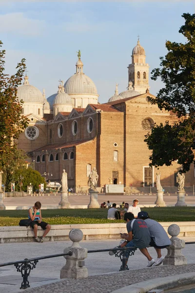 Padova, İtalya - 24 Ağustos 2017: Basilica Santa Giustina Prato della Valle Meydanın merkezinde yer.