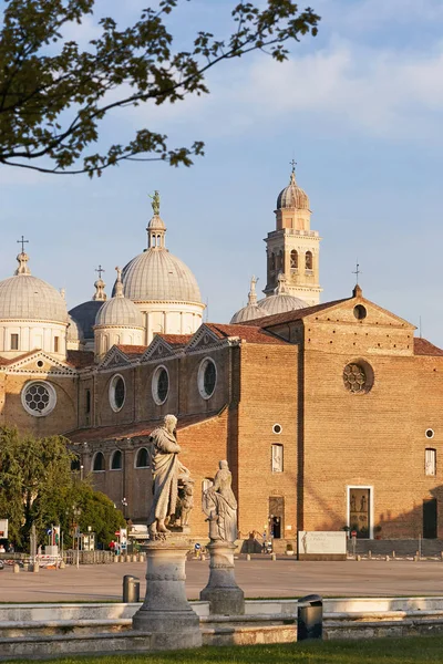 Padova, İtalya - 24 Ağustos 2017: Basilica Santa Giustina Prato della Valle Meydanın merkezinde yer. — Stok fotoğraf