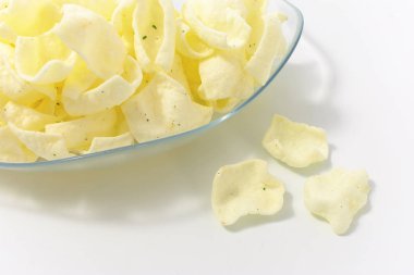 beyaz zemin üzerine altın cips.