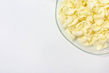 beyaz zemin üzerine altın cips.