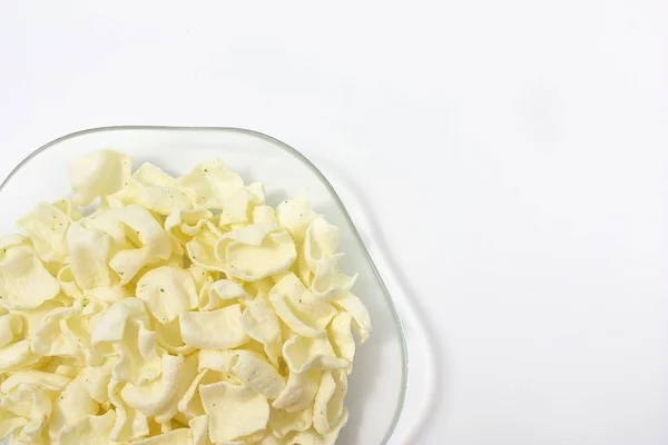 Золоті картопляні чіпси на білому тлі . — стокове фото
