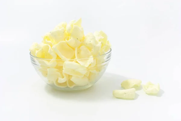 Золотые картофельные чипсы на белом фоне . — стоковое фото