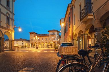 Montagnana, İtalya - 25 Ağustos 2017: Matteotti 'nin ana meydana gece aydınlatması.