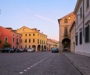Montagnana, İtalya - 25 Ağustos 2017: Matteotti 'nin ana meydana gece aydınlatması.
