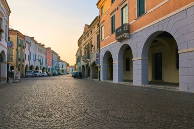 Montagnana, İtalya - 25 Ağustos 2017: Akşam sıcacık şehir caddesi.