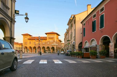 Montagnana, İtalya - 25 Ağustos 2017: Akşam sıcacık şehir caddesi.