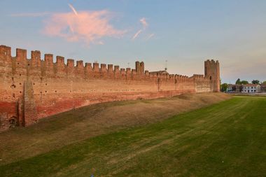 Montagnana, İtalya - 25 Ağustos 2017: Akşamları şehrin kale duvarı.
