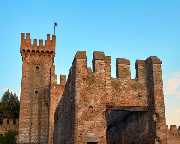 Montagnana, Italia - 25 agosto 2017: Il Muro della Fortezza della città la sera. — Foto Stock