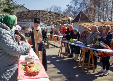 Gomel, Beyaz Rusya - 7 Nisan 2018: Kilise St George galip. Paskalya ayini.