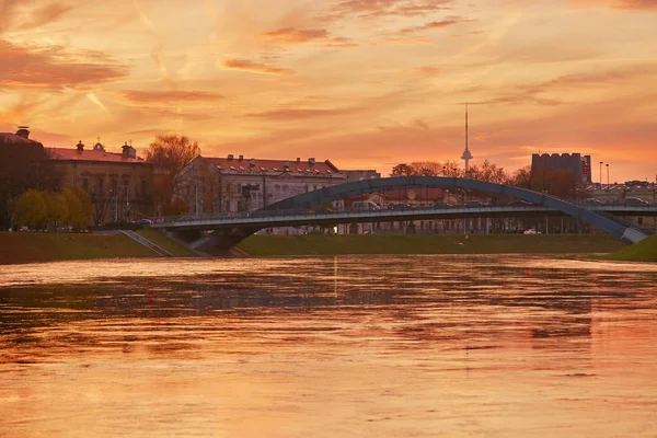Vilnius, Lituânia O rio Neris ao pôr do sol. paisagem urbana . — Fotografia de Stock
