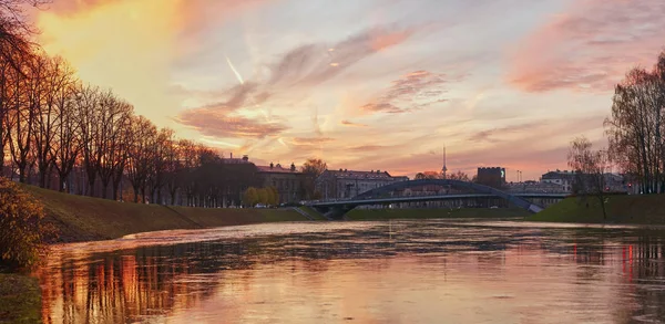 Vilnius, Lithuania The Neris River at sunset. cityscape. — Stock Photo, Image