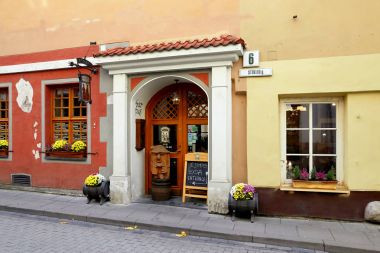 Vilnius, Litvanya - 5 Kasım 2017: Dış tasarımını eski şehir küçük bir dükkan.