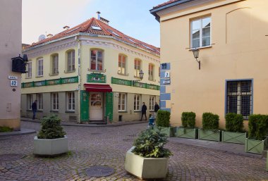Vilnius, Litvanya - 5 Kasım 2017: eski şehir güzel Caddesi.