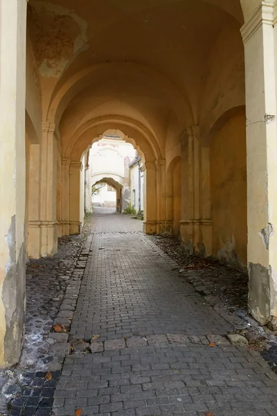 Vilnius, Litvanya - 5 Kasım 2017: İç rahat avlusunda bir apartman binası.