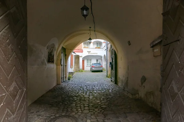Vilnius, Lithuania - November 5, 2017: Internal cozy courtyard of an apartment building. — Stock Photo, Image