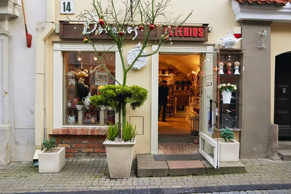 Vilnius, Lithuania - November 5, 2017: Exterior design of a small shop in the old town. — Stock Photo, Image