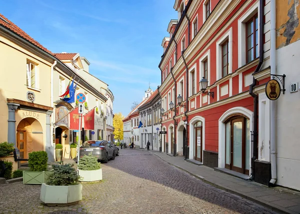 Vilnius, Litouwen - 5 November 2017: mooi straatje in het oude centrum. — Stockfoto