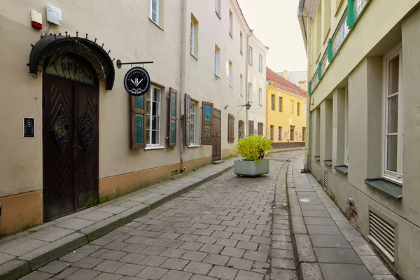 Vilnius, Lituanie - 5 novembre 2017 : belle petite rue dans la vieille ville . — Photo