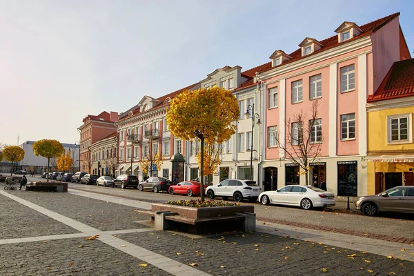 Wilno, Litwa - 5 listopada 2017: Plac Ratuszowy w czasie jesieni. — Zdjęcie stockowe