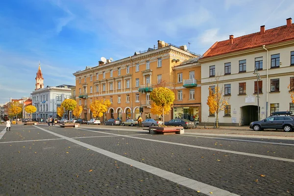 Wilno, Litwa - 5 listopada 2017: Plac Ratuszowy w czasie jesieni. — Zdjęcie stockowe