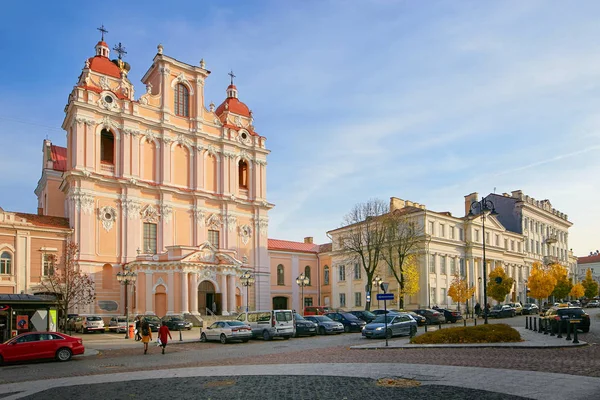 Vilnius, Litouwen - 5 November 2017: Stadhuisplein herfst tijdig. — Stockfoto