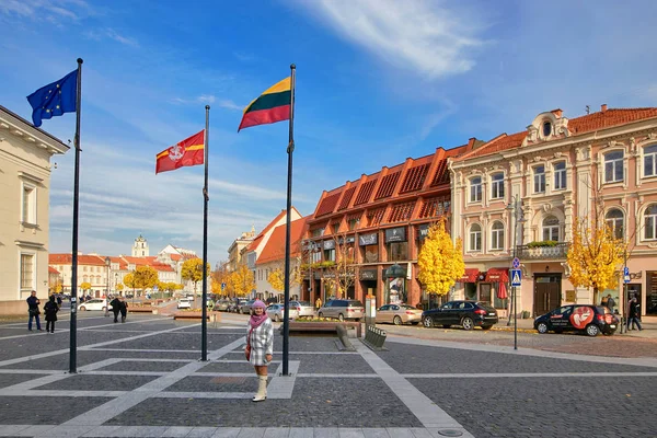 Vilnius, Litouwen - 5 November 2017: Stadhuisplein herfst tijdig. — Stockfoto