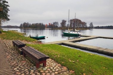 Trakai, Litvanya - 7 Kasım 2017: beyaz bir yat göl kenarında bir iskele üzerinde duruyor.