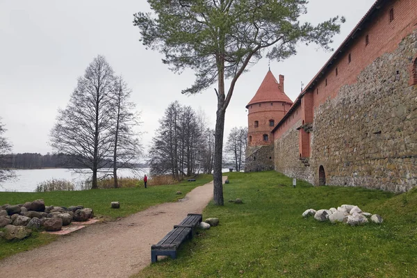 Trakai, Litvanya - 7 Kasım 2017: Trakai Kalesi göl kenarında bir ahşap köprü ile. — Stok fotoğraf